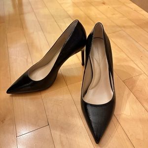 white house black market black textured saffiano comfort leather pumps heels